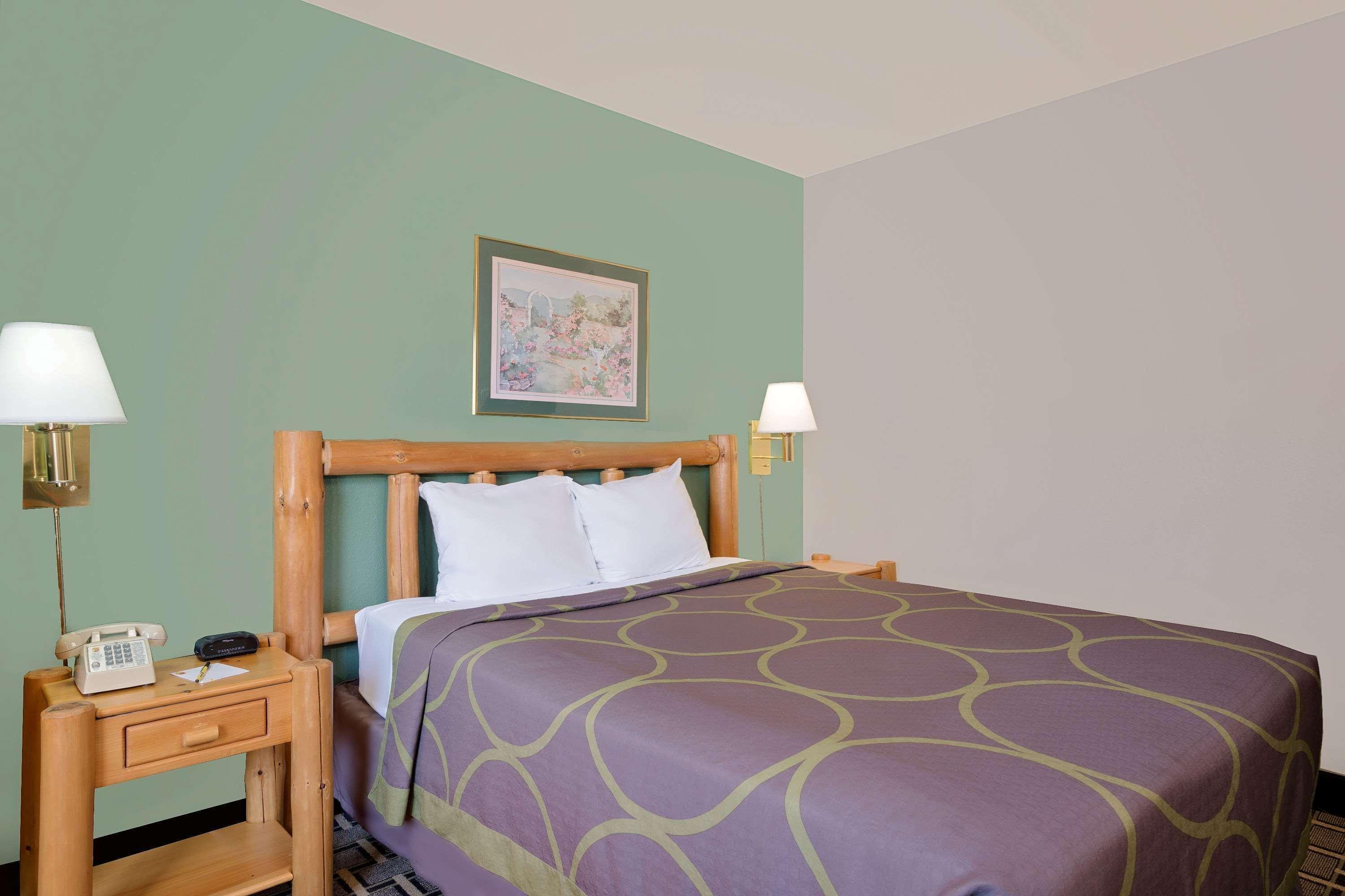Super 8 By Wyndham Cloquet Hotell Exteriör bild