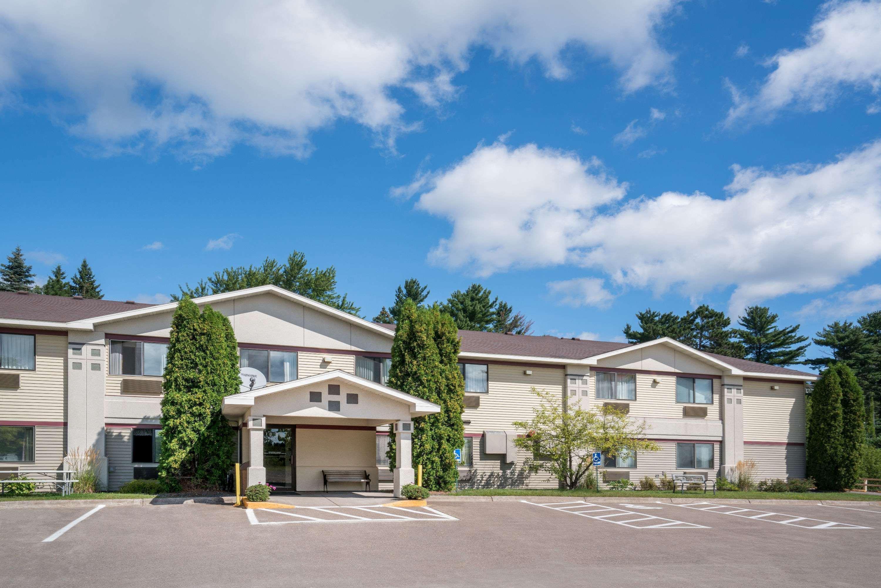 Super 8 By Wyndham Cloquet Hotell Exteriör bild