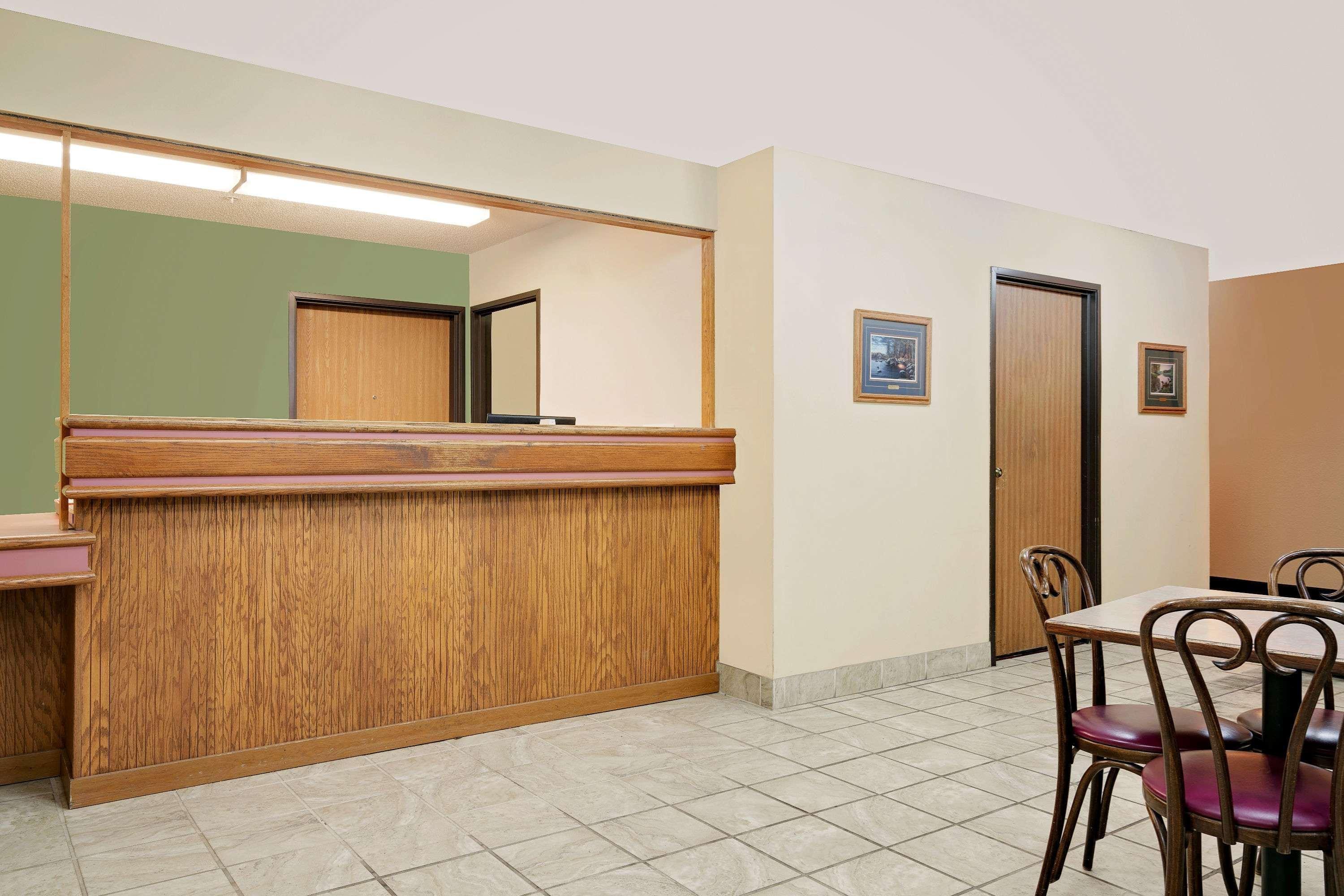 Super 8 By Wyndham Cloquet Hotell Exteriör bild