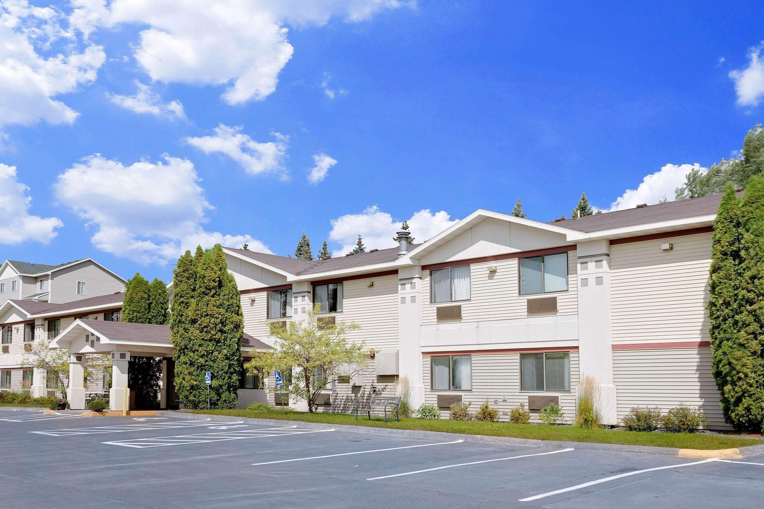 Super 8 By Wyndham Cloquet Hotell Exteriör bild